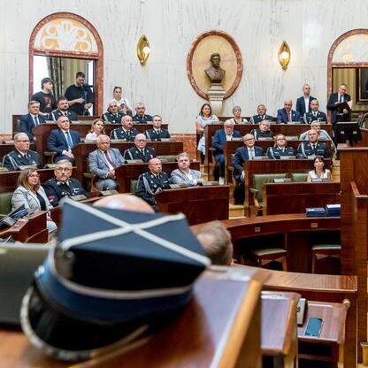 Wojciech Saługa, Marszałek Województwa Śląskiego, przemawia na uroczystości wręczenia promes na dofinansowanie zakupu nowoczesnych samochodów ratowniczo-gaśniczych dla OSP w regionie. (wygenerowano przez AI)