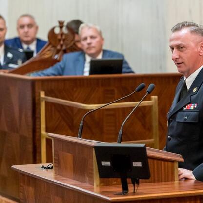Marszałek Wojciech Saługa i Rafał Adamczyk przemawiają podczas uroczystości wręczenia nowych wozów ratowniczo-gaśniczych dla OSP w regionie Śląskim. (wygenerowano przez AI)