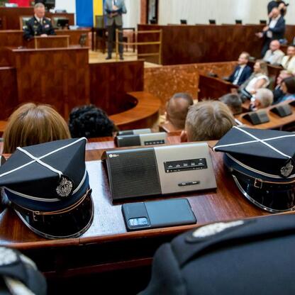 Wizualny dokument z uroczystości wręczenia promes na zakup nowoczesnych samochodów ratowniczo-gaśniczych dla OSP w regionie Śląskim. (wygenerowano przez AI)