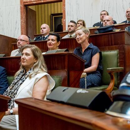 Uroczystość wręczenia promes na zakup nowoczesnych samochodów ratowniczo-gaśniczych dla OSP w regionie Śląskim. (wygenerowano przez AI)