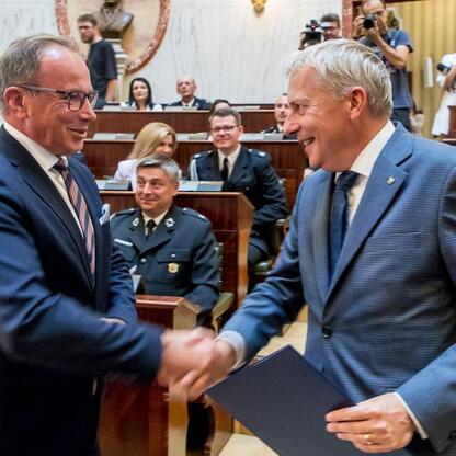 Wojciech Saługa, Marszałek Województwa Śląskiego, podczas ceremonii wręczenia 33 nowoczesnych samochodów ratowniczo-gaśniczych. (wygenerowano przez AI)