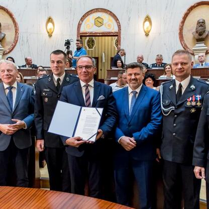 Uroczystość wręczenia promes na dofinansowanie zakupu 33 nowoczesnych samochodów ratowniczo-gaśniczych dla OSP w regionie. (wygenerowano przez AI)
