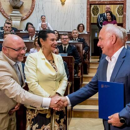Uroczystość wręczenia nowych samochodów ratowniczo-gaśniczych dla OSP w regionie Śląskim. (wygenerowano przez AI)