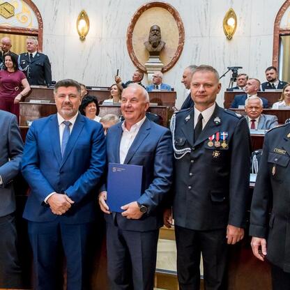 Wernisaż nowych samochodów ratowniczo-gaśniczych dla OSP w regionie Śląskim. (wygenerowano przez AI)