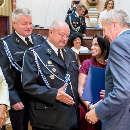 Uroczystość wręczenia promes na dofinansowanie zakupu nowoczesnych samochodów ratowniczo-gaśniczych dla OSP w regionie Śląskim. (wygenerowano przez AI)