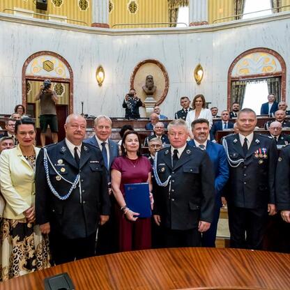 Uroczystość wręczenia nowych samochodów ratowniczo-gaśniczych dla OSP w regionie Śląskim. (wygenerowano przez AI)