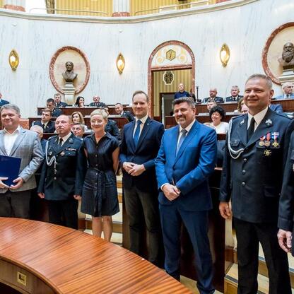 Oficjalna uroczystość wręczenia promes na nowe samochody ratowniczo-gaśnicze dla OSP w regionie Śląskim. (wygenerowano przez AI)