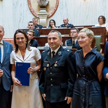 Wojciech Saługa, Marszałek Województwa Śląskiego, wraz z uczestnikami uroczystości wręczenia promes na dofinansowanie nowoczesnych samochodów ratowniczo-gaśniczych dla OSP w regionie. (wygenerowano przez AI)