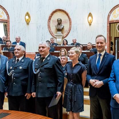 Uroczystość wręczenia promes na dofinansowanie nowych wozów ratowniczo-gaśniczych dla OSP w regionie Śląskim. (wygenerowano przez AI)
