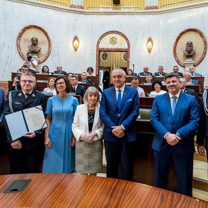 Uroczystość wręczenia nowych wozów ratowniczo-gaśniczych dla OSP w regionie Śląskim. (wygenerowano przez AI)