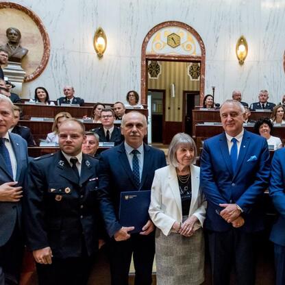 Uroczystość wręczenia nowych wozów ratowniczo-gaśniczych dla OSP w regionie Śląskim. (wygenerowano przez AI)