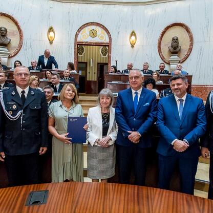 Oficjalna uroczystość wręczenia nowych samochodów ratowniczo-gaśniczych dla OSP w regionie Śląskim. (wygenerowano przez AI)