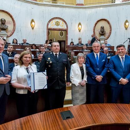 Wojewódzka uroczystość oznajmienia finansowania nowych wozów strażackich dla OSP w regionie. (wygenerowano przez AI)