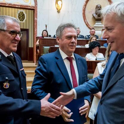Wojciech Saługa, Marszałek Województwa Śląskiego, podczas uroczystości wręczenia promes na dofinansowanie zakupu nowoczesnych samochodów ratowniczo-gaśniczych dla OSP w regionie. (wygenerowano przez AI)