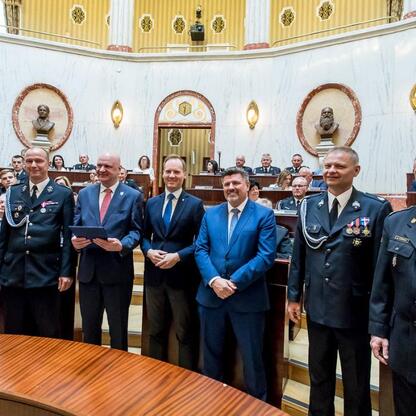 Uroczystość wręczenia nowych wozów ratowniczo-gaśniczych dla OSP w regionie, z udziałem lokalnych i narodowych władz. (wygenerowano przez AI)