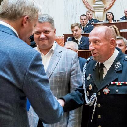 Uroczystość wręczenia promes na dofinansowanie nowoczesnych samochodów ratowniczo-gaśniczych dla OSP w regionie Śląskim. (wygenerowano przez AI)