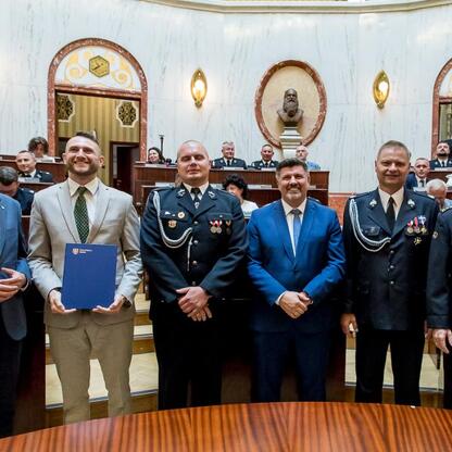 Uroczystość wręczenia certyfikatów wraz z nowymi samochodami ratowniczo-gaśniczymi dla OSP w regionie Śląskim. (wygenerowano przez AI)