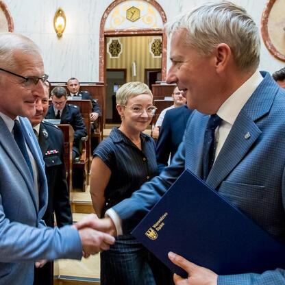Wojciech Saługa, Marszałek Województwa Śląskiego, podczas ceremonii przekazania nowych wozów strażackich. (wygenerowano przez AI)
