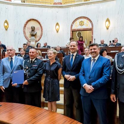 Uroczystość wręczenia nowych wozów ratowniczo-gaśniczych dla OSP w regionie Śląskim. (wygenerowano przez AI)
