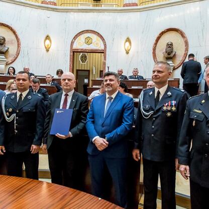 Uroczystość wręczenia nowych wozów ratowniczo-gaśniczych dla OSP w regionie Śląskim. (wygenerowano przez AI)
