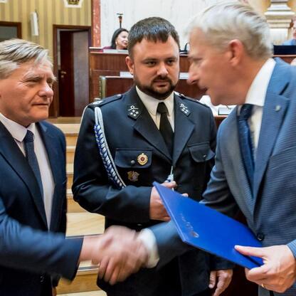 Nowoczesne samochody ratowniczo-gaśnicze dla OSP w regionie Śląskim. (wygenerowano przez AI)