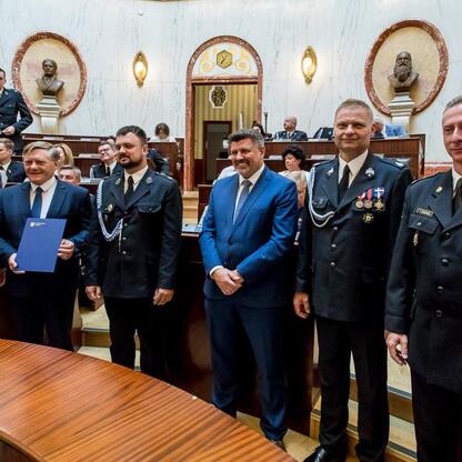 Uroczyste wręczenie promes na nowe samochody ratowniczo-gaśnicze dla OSP w regionie Śląskim. (wygenerowano przez AI)