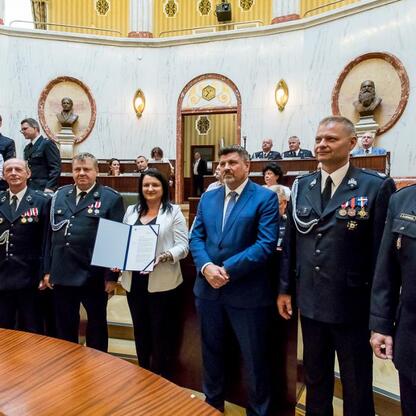 Uroczystość wręczenia dokumentów związana z dostawą nowych wozów ratowniczo-gaśniczych dla OSP w regionie Śląskim. (wygenerowano przez AI)