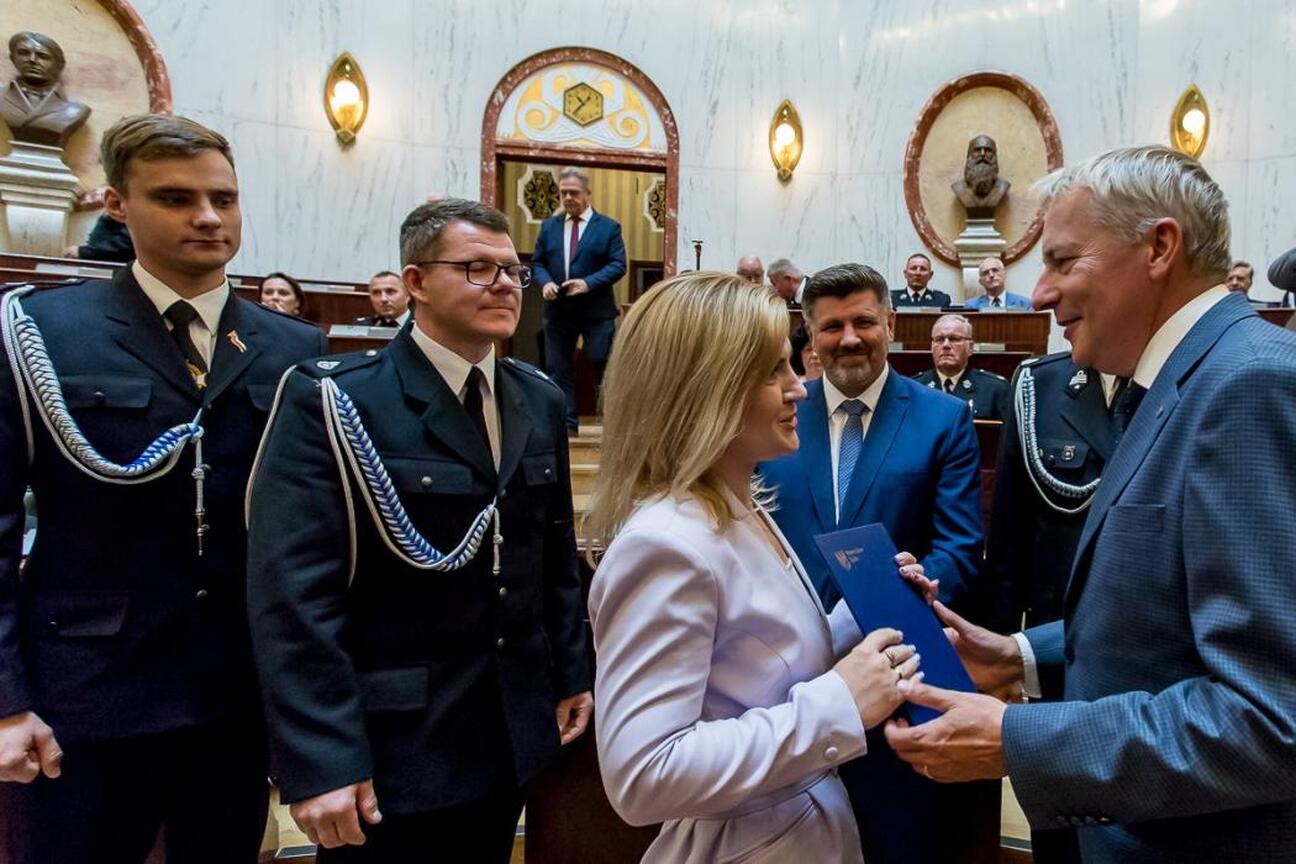 Wojciech Saługa, Marszałek Województwa Śląskiego, wręcza promesy na nowoczesne samochody ratowniczo-gaśnicze OSP. (wygenerowano przez AI)