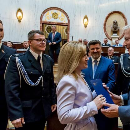 Wojciech Saługa, Marszałek Województwa Śląskiego, wręcza certyfikat w trakcie uroczystości, symbolizując wspieranie lokalnych straży pożarnych. (wygenerowano przez AI)