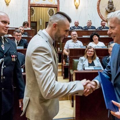 Wojciech Saługa, Marszałek Województwa Śląskiego, wręcza promesy na nowoczesne samochody ratowniczo-gaśnicze OSP. (wygenerowano przez AI)