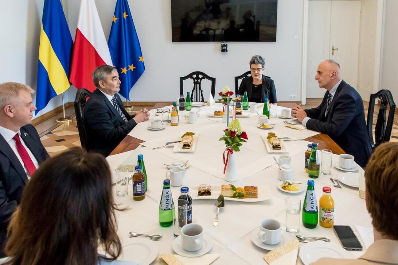 Formalne spotkanie w Katowicach: Wicemarszałek Leszek Pietraszek i Ambasador Kazachstanu Nurlan Zhalgasbayev. (wygenerowano przez AI)