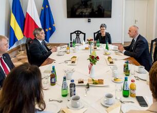 Formalne spotkanie w Katowicach: Wicemarszałek Leszek Pietraszek i Ambasador Kazachstanu Nurlan Zhalgasbayev. (wygenerowano przez AI)