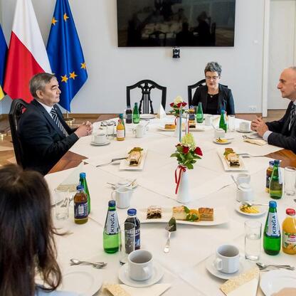 Formalne spotkanie dyplomatyczne w Śląsku, z udziałem Ambasadora Kazachstanu Nurlana Zhalgasbayeva i innych oficjalnych gości. (wygenerowano przez AI)