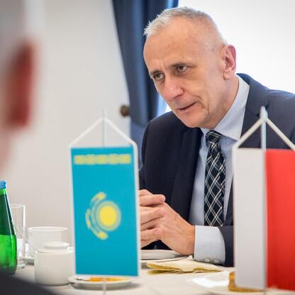 Leszek Pietraszek, Wicemarszałek Województwa Śląskiego, spotkał się z Nurlanem Zhalgasbayevem, Ambasadorem Kazachstanu w Polsce. (wygenerowano przez AI)