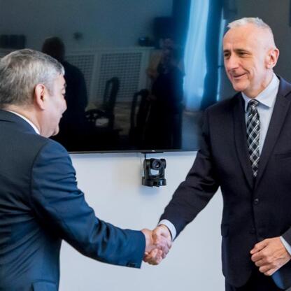 Leszek Pietraszek, Wicemarszałek Województwa Śląskiego, spotkał się z Nurlanem Zhalgasbayevem, Ambasadorem Kazachstanu w Polsce, w Katowicach. (wygenerowano przez AI)