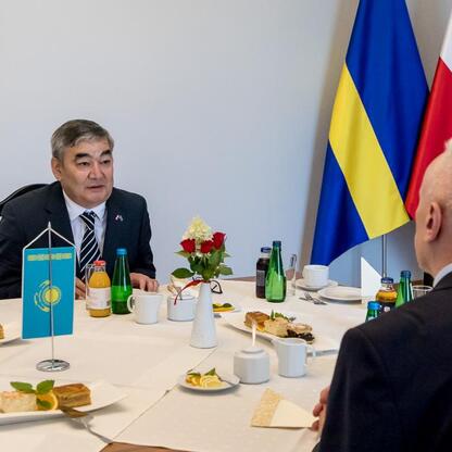 Formalne spotkanie w Katowicach: Wicemarszałek Leszek Pietraszek i Ambasador Kazachstanu Nurlan Zhalgasbayev. (wygenerowano przez AI)