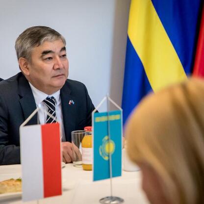 Formalne spotkanie dyplomatyczne między Leszkiem Pietraszkiem, Wicemarszałem Polski, a Nurlanem Zhalgasbayevem, Ambasadorem Kazachstanu w Polsce, podczas uroczystegoランチ (wygenerowano przez AI)