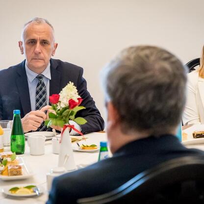 Leszek Pietraszek, wicemarszałek województwa śląskiego, w trakcie spotkania z ambasadorem Kazachstanu Nurlanem Zhalgasbayevem. (wygenerowano przez AI)