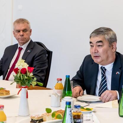 Formalne spotkanie dyplomatyczne w Katowicach, uczestniczący: Wicemarszałek Leszek Pietraszek, Ambasador Kazachstanu Nurlan Zhalgasbayev, Artur Nizioł. (wygenerowano przez AI)