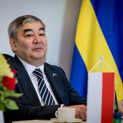 Formalne spotkanie dyplomatyczne między Leszkiem Pietraszkiem, marszałkiem Sejmu Polski, a Nurlanem Zhalgasbayevem, ambasadorem Kazachstanu w Polsce. (wygenerowano przez AI)