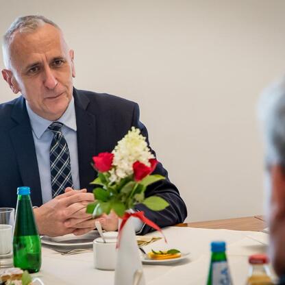Formalne spotkanie w Katowicach: Wicemarszałek Leszek Pietraszek i Ambasador Kazachstanu Nurlan Zhalgasbayev. (wygenerowano przez AI)