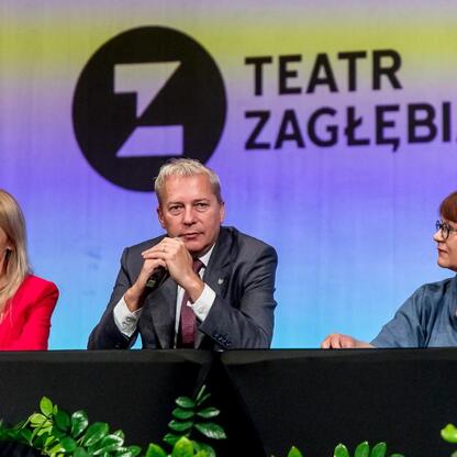 Wojciech Saługa, Marszałek Województwa Śląskiego, wraz z partnerami podpisuje umowę na dofinansowanie modernizacji Teatru Zagłębia. (wygenerowano przez AI)