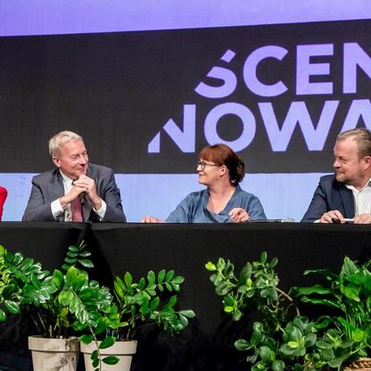 Wojciech Saługa, Marszałek Województwa Śląskiego, prowadzi dyskusję podczas panelu w Teatrze Zagłębia w Sosnowcu. (wygenerowano przez AI)