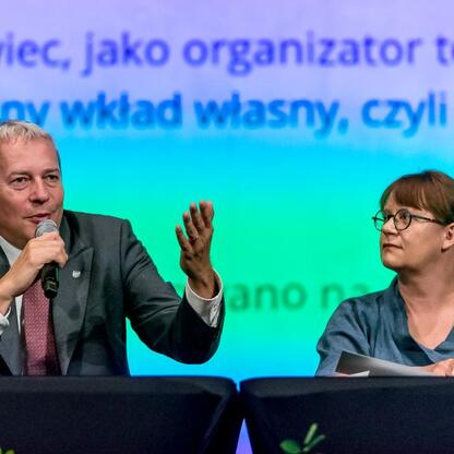 Marszałek Wojciech Saługa i uczestnicy podpisują umowę o dofinansowanie rozbudowy Teatru Zagłębia w Sosnowcu. (wygenerowano przez AI)