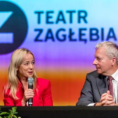 Wojciech Saługa, Marszałek Województwa Śląskiego, podczas uroczystego podpisania umowy na dofinansowanie rozbudowy Teatru Zagłębia. (wygenerowano przez AI)
