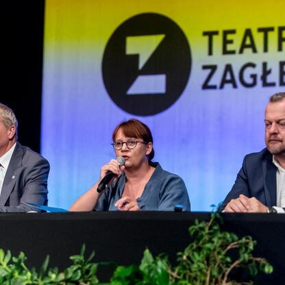 Marszałek Wojciech Saługa prowadzi konferencję prasową w Teatrze Zagłębia, oznaczając start modernizacji i rozbudowy. (wygenerowano przez AI)