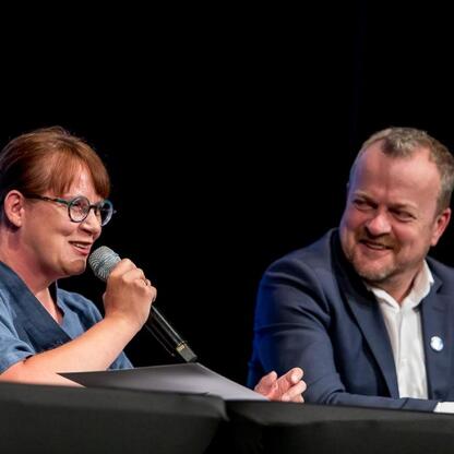 Grupa ludzi omawia plany rozbudowy Teatru Zagłębia, podpisując umowę finansową. (wygenerowano przez AI)