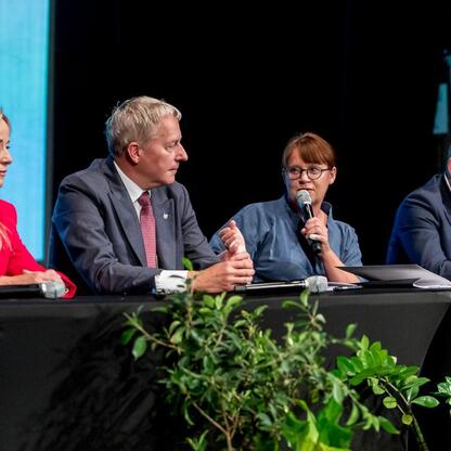Panel dyskusyjny w Teatrze Zagłębia w Sosnowcu, modernizacja i rozbudowa teatru. (wygenerowano przez AI)