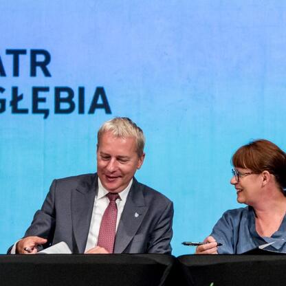 Podpis: Marszałek Wojciech Saługa podpisuje umowę o dofinansowanie rozbudowy Teatru Zagłębia w Sosnowcu. (wygenerowano przez AI)