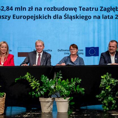 Wojciech Saługa, Marszałek Województwa Śląskiego, prezentuje projekt rozbudowy Teatru Zagłębia w Sosnowcu. (wygenerowano przez AI)